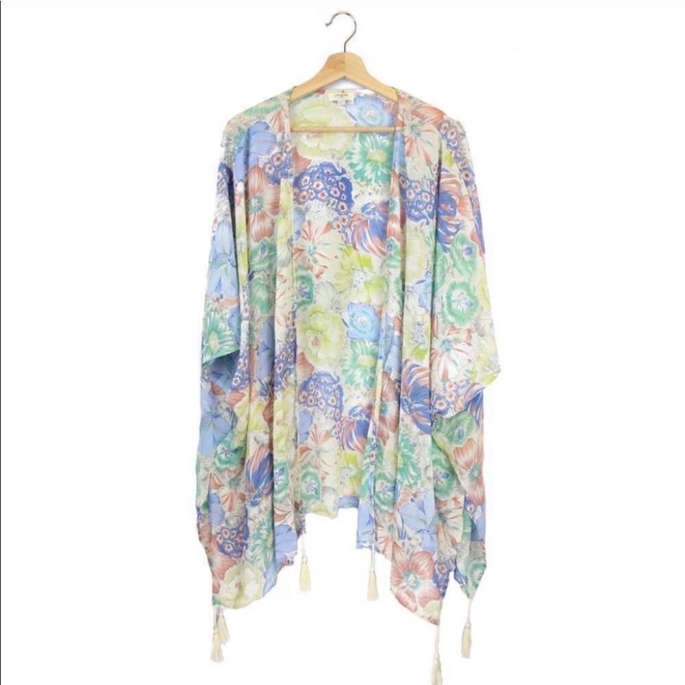 🦋NWT, Beautiful Boutique Floral Print Kimono - Picture 2 of 2
